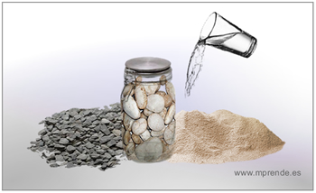 Frasco lleno de piedras, grava, arena y agua